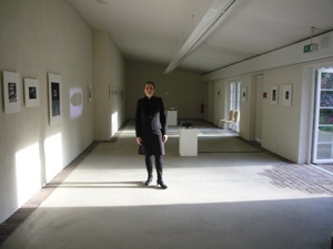Esther Naused in ihrer Ausstellung – Foto von Donatella Chiancone-Schneider