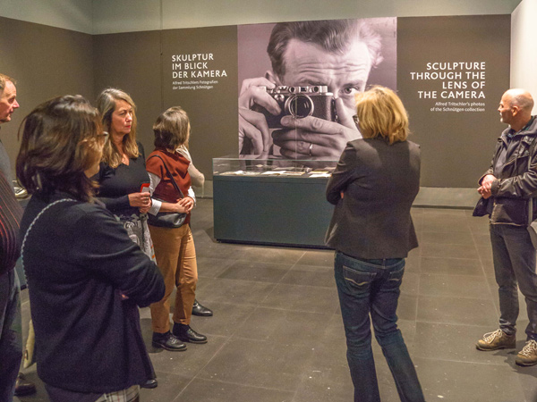 Dr. Carola Hagnau führt durch die Ausstellung
