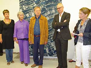 Doris Krampf (r.) stellt die ausstellenden Mitglieder vor; ©Wagner/BKV