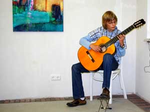 Ein Schüler der Kunst- und Musikschule mit Gitarre; ©Wagner/BKV