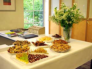 Tisch mit Buffet und Blumenstrauß; ©Wagner/BKV