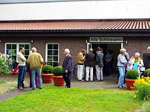 Personengruppen vor der Schlosserei; ©Wagner/BKV