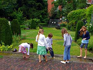 Kinder an einem kleinen Bachlauf; ©Wagner/BKV