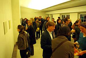 Besucher im Ausstellungsraum; ©Wagner/BKV