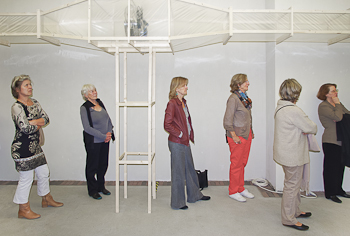 Mehrere Personen stehen unter der Installation, Foto: G.M.Wagner