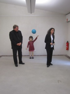 Michael Kreuzberg, Donatella Chiancone-Schneider und Yasam Samazers Big Bang II (2011), Lindenholz</a> Copyright: Berlin Art Projects / Yasam Sasmazer, Foto: Andreas Richartz