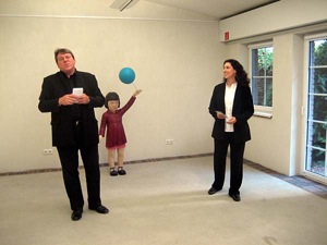 Michael Kreuzberg, Donatella Chiancone-Schneider und Yasam Samazers Big Bang II (2011), Lindenholz</a> Copyright: Berlin Art Projects / Yasam Sasmazer, Foto: Günter Wagner