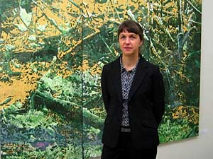 Margit Schmidt vor ihren Werken; ©BKV